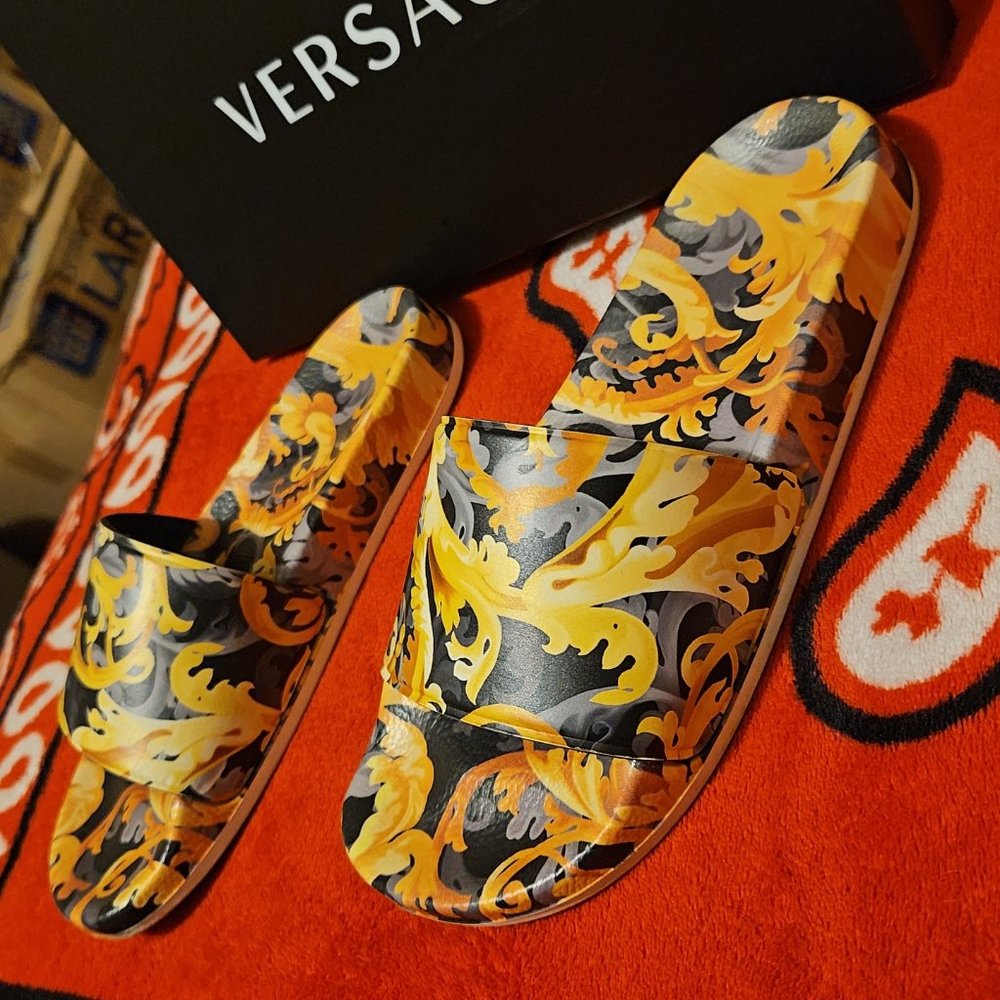 Versace - Picture 8 of 10